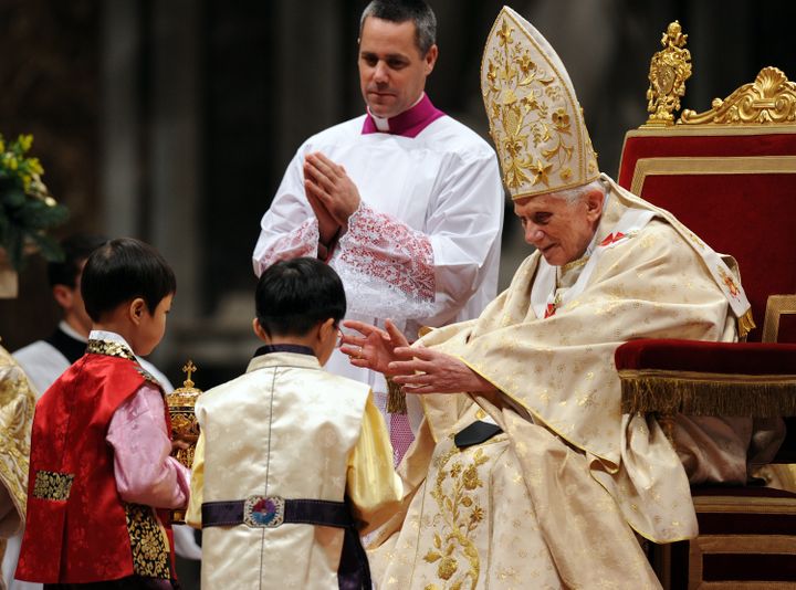 Benoit XVI, lors de la messe de minuit c&eacute;l&eacute;br&eacute;e &agrave; St-Pierre-de-Rome, au Vatican, le 24 d&eacute;cembre 2011. (GABRIEL BOUYS / AFP)