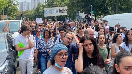 A Nanterre (Hauts-de-Seine), plusieurs milliers de manifestants se sont rassemblés à l'occasion d'une marche blanche, le 29 juin 2023, pour rendre un dernier hommage à Nahel, 17 ans, tué par un policier lors d'un contrôle routier. (ELOISE BARTOLI / FRANCEINFO)