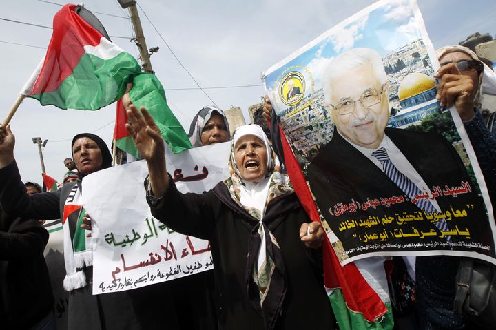 Des Palestiniens crient leur joie apr&egrave;s l'annonce d'un accord entre l'OLP et le Hamas, le 23 avril 2014 &agrave; Gaza. (SAID KHATIB / AFP)