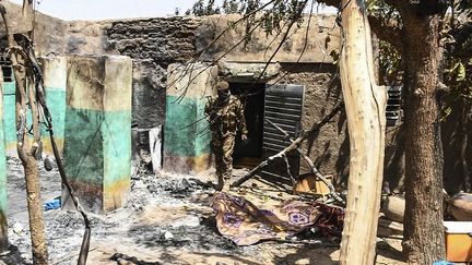 Une maison d'Ogossagou incendiée lors de la précédente attaque contre le village, le 23 mars 2019. (HANDOUT / MALIAN PRESIDENCY)