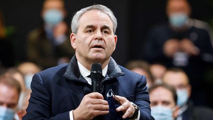 Xavier Bertrand, président de la région Hauts-de-France, lors d'une réunion publique à Liévin (Pas-de-Calais), le 2 février 2022. (LUDOVIC MARIN / AFP)