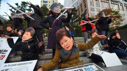 Des manifestants dénoncent l'influence de l'ex-confidente de la présidente, le 29 octobre 2016 à Séoul. (JUNG YEON-JE / AFP)