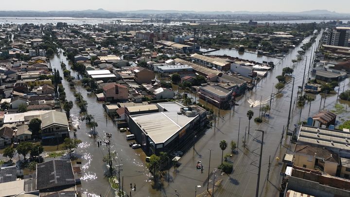 Les rues inondées de Porto Alegre au Brésil, à la suite d'inondations, le 6 mai 2024. (CARLOS FABAL / AFP)