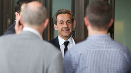 L'ancien pr&eacute;sident Nicolas Sarkozy arrive &agrave; son h&ocirc;tel &agrave; Londres, le 3 juin 2013. (ANDREW COWIE / AFP)