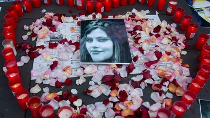 Le portrait de la jeune Kurde iranienne Mahsa Amini dans un mémorial, lors d'une manifestation pour marquer les deux ans de sa mort, le 15 septembre 2024 à Cologne (Allemagne). (YING TANG / NURPHOTO)