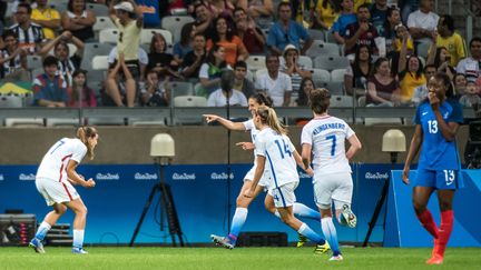 Les Américaines célèbrent le but de Carli Lloyd contre la France  (GUSTAVO ANDRADE / AFP)