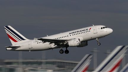 Un Airbus A320 d'Air France décolle de l'aéroport Roissy Charles-de-Gaulle (Val-d'Oise), le 27 octobre 2015.&nbsp; (CHRISTIAN HARTMANN / REUTERS)