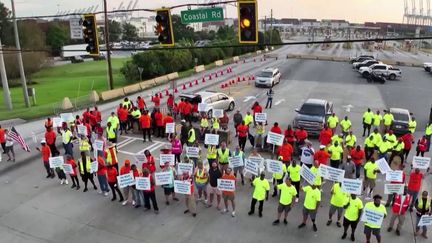 La grève des dockers touche les États-Unis, mais elle pourrait aussi avoir des répercussions en France. Les dockers ont cessé le travail mardi 1er octobre dans 14 grands ports de l'est du pays. Ils réclament une hausse de 77 % de leur salaire sur six ans. Leur grève pourrait perturber le transport maritime international et raviver l'inflation de certains produits. (France 2)