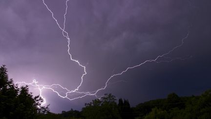 Un orage à Montlouis-sur-Loire (Indre-et-Loire), dans le centre de la France, le 22 mai 2022. (GUILLAUME SOUVANT / AFP)