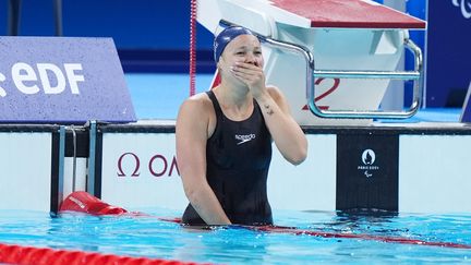 Emeline Pierre est surprise par son chrono de 1"00"49 qui lui offre son premier titre paralympique en carrière lors de la finale du 100 m nage libre (catégorie S10), devant la Canadienne Aurélie Rivard, ultra-favorite. (MAXPPP)