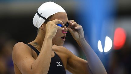 Laure Manaudou ajuste ses lunettes avant le 100 m dos, dimanche 29 juillet. (LEON NEAL / AFP)