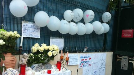 Des Niçois du quartier de la Madeleine ont improvisé un mémorial au pied de leur immeuble, en hommage aux victimes de l'attentat du 14 juillet 2016. (RADIO FRANCE / GRÉGOIRE LECALOT)