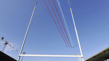 La patrouille de France passe au-dessus du stade Marcel-Michelin, &agrave; Clermont-Ferrand (Puy-de-D&ocirc;me), le 9 octobre 2010.&nbsp; (THIERRY ZOCCOLAN / AFP)