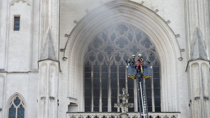 Des pompiers luttent contre l'incendie qui a gravement endommagé&nbsp;la cathédrale de Nantes, le 18 juillet 2020. (SEBASTIEN SALOM-GOMIS / AFP)