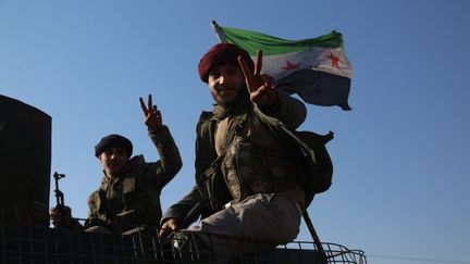 Des soldats de l'Armée nationale syrienne, soutenue par la Turquie, à Manbij, le 7 décembre 2024. (Huseyin Nasir / ANADOLU / Anadolu via AFP)