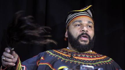 L'humoriste Dieudonn&eacute;, lors de son spectacle au th&eacute;&acirc;tre de la Main d'or (Paris), le 11 janvier. (ALAIN JOCARD / AFP)