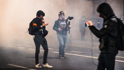 Des journalistes couvrent la manifestation contre le proposition de loi sur la sécurité globale, le 17 novembre 2020 près de l'Assemblée nationale, à Paris. (AMAURY CORNU / HANS LUCAS / AFP)