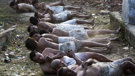 Des Hindous roulent sur le sol avant de se plonger dans la rivi&egrave;re Hanuman lors du dernier jour d'un festival religieux &agrave; Bhaktapur (N&eacute;pal), le 25 f&eacute;vrier 2013. (MAXPPP)