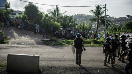 Gendarmes lors d'une opération contre l'immigration clandestine à Koungou, Mayotte, le 16 avril 2024. (JULIEN DE ROSA / AFP)