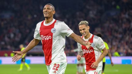 Le Français Sébastien Haller et le Brésilien Antony, deux des nouvelles stars de l'Ajax Amsterdam, le 19 octobre 2021 contre le Borussia Dortmund. (FRANCOIS WALSCHAERTS / AFP)