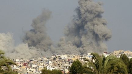 De la fumée s'élève après une frappe israélienne sur un village près de la ville de Tyr, dans le sud du Liban, le 29 septembre 2024. (KAWNAT HAJU / AFP)