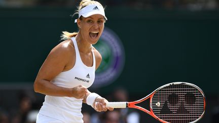 Angélique Kerber affrontera Serena Williams en finale de Wimbledon. (GLYN KIRK / AFP)