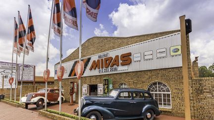 Automobiles vintage devant un centre Midas en Afrique du Sud à Mpumalanga. (THEGIFT777 / ISTOCK UNRELEASED / GETTY IMAGES)