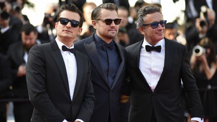 Orlando Bloom et Leonardo DiCaprio&nbsp;côte à côte&nbsp;et prêts à monter les marches. Ils sont accompagnés du créateur du championnat de Formule E, Alejandro Agag. Ensemble, ils défendent le film&nbsp;And We Go Green. (CHRISTOPHE SIMON / AFP)