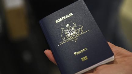 Un passeport australien. Photo d'illustration. (PATRICK T. FALLON / AFP)
