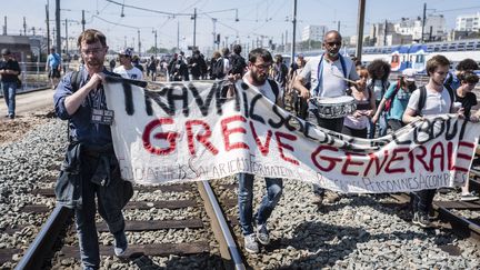 Des opposants à la loi Travail manifestent à Paris, le 9 juin 2016. (DENIS MEYER / HANS LUCAS)