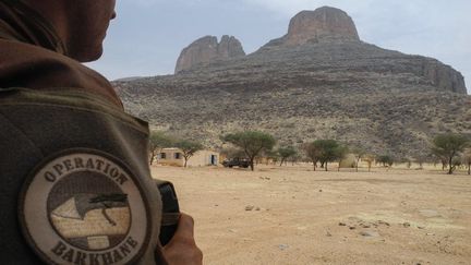 Un soldat français de l'opération Barkhane sur une base des Forces armées maliennes au pied des monts Hombori, région de Gourma (Mali), le 27 mars 2019.&nbsp; (Daphné Benoit/AFP)