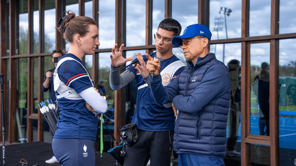 Les archers tricolores Lisa Barbelin et Thomas Chirault en discussion avec leur entraîneur Oh Seon-tek lors d'un entraînement à l'Insep, le 27 mars 2024 à Paris. (FFTA)