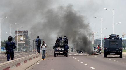 Des policiers bloquent une route pendant une manifestation à Kinshasa, en République démocratique du Congo, lundi 19 septembre 2016.&nbsp; (PASCAL MULEGWA / ANADOLU AGENCY / AFP)