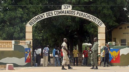 L'entr&eacute;e du camp de Djicorni &agrave; Bamako (Mali), le 2 mai 2012. (HABIBOU KOUYATE / AFP)