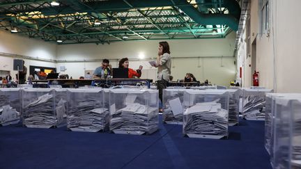 Les votes par correspondance pour les élections européennes sont rassemblés à Athènes (Grèce), le 5 juin 2024. (ARIS OIKONOMOU / SOOC / AFP)