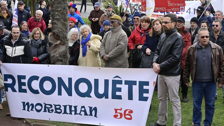 Des militants du parti d'extrême droite Reconquête, le 25 février 2023 à Saint-Brevin-les-Pins (Loire-Atlantique), lors d'une manifestation contre un centre pour migrants. (VINCENT MICHEL / MAXPPP)