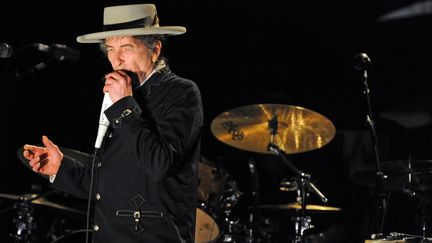 Bob Dylan, sur scène au festival Bluesfest, aux Etats-Unis, le 25 avril 2011. (TORSTEN BLACKWOOD / AFP)