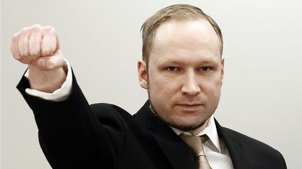 Anders Behring Breivik fait son salut extr&ecirc;miste au premier jour de son proc&egrave;s, le 16 avril 2012 &agrave; Oslo (Norv&egrave;ge). (HEIKO JUNGE / AFP)