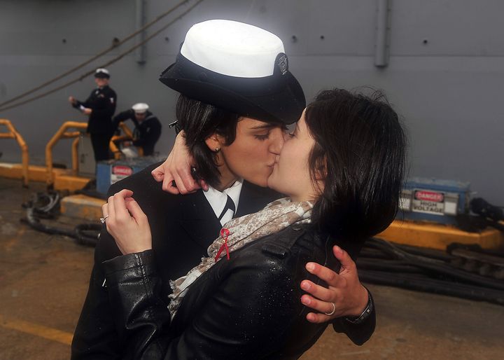 Marissa Gaeta (G), second ma&icirc;tre dans l'US Navy, embrasse sa compagne, Citlalic Snell, quartier-ma&icirc;tre, le 21 d&eacute;cembre 2011. (REUTERS / US NAVY)