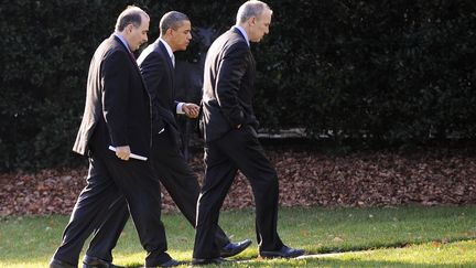 Le pr&eacute;sident am&eacute;ricain, Barack Obama, accompagn&eacute; du strat&egrave;ge de sa campagne, David Axelrod (&agrave; g.), alors conseiller sp&eacute;cial &agrave; la Maison Blanche, et de son directeur des affaires juridiques, Phil Schiliro (&agrave; dr.), le 6 d&eacute;cembre 2009 &agrave; Washington (Etats-Unis). (JONATHAN ERNST / REUTERS)