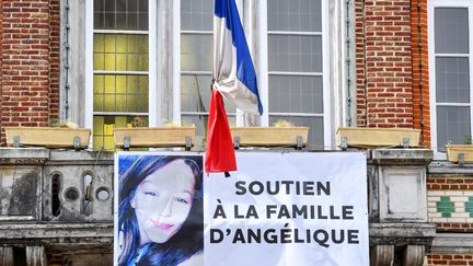 Le portrait de la jeune Angélique, tuée et violée par David Ramault, affiché sur la mairie de&nbsp;Wambrechies (Nord), le 1er mai 2018. (PHILIPPE HUGUEN / AFP)