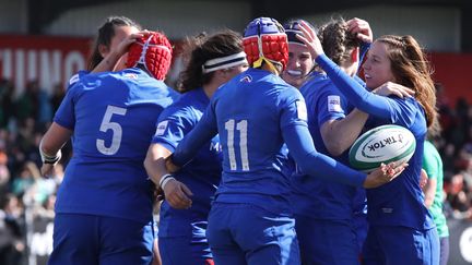 Les Bleues célèbrent un essai contre l'Irlande dans le match du Tournoi des six nations, le 1er avril 2023. (PAUL FAITH / AFP)