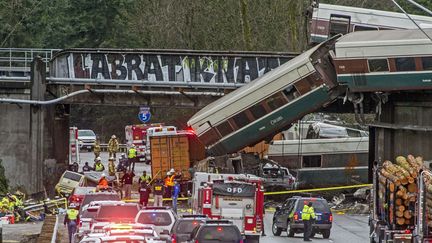 Le train a déraillé près de la ville de DuPont, dans l'Etat de Washington (nord-ouest des Etats-Unis), le 18 décembre 2017. (PETER HALEY / AP / SIPA)