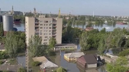 En Ukraine, douze jours après la destruction du barrage de Kakhovka, les conséquences sont toujours aussi désastreuses dans les villes aux alentours. De nombreux habitants se retrouvent privés d’eau et ne voient pas comment survivre. (franceinfo)