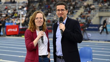 Hélène Richter et Clément Breysse sont derrière le micro au Stade de France durant les JO. (KMSP / FFA)