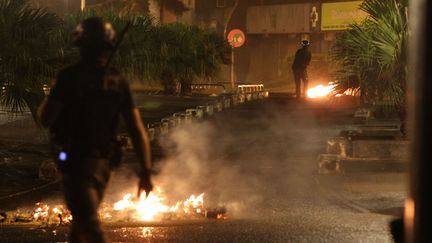 Des members des forces de l'ordre à Saint-Denis-de-la-Réunion, lors d'une manifestation des "gilets jaunes", le 20 novembre 2018.&nbsp; (RICHARD BOUHET / AFP)