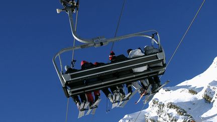 Sur ce cliché non daté mis en ligne le 5 août 2020, des skieurs utilisent les remontées mécaniques à la station de Peyragudes, dans les Hautes-Pyrénées et la Haute-Garonne.&nbsp; (PHILIPPE ROY / AURIMAGES / AFP)