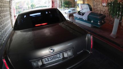 Des personnes en voiture viennent rendre hommage &agrave; un parent &eacute;tendu dans son cercueil dans ce fun&eacute;rarium un peu particulier, le seul du genre en Californie, le 8 f&eacute;vrier 2012. (LUCY NICHOLSON / REUTERS)