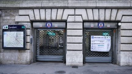 La station de métro Corvisard, à Paris, fermées pour cause de grève, vendredi 18 février. (THOMAS SAMSON / AFP)