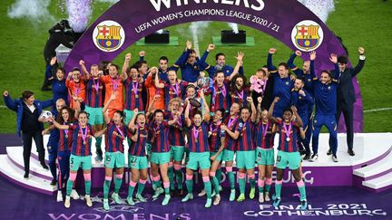 Les Barcelonaises soulèvent leur première Ligue des champions après leur victoire en finale contre Chelsea, le 16 mai 2021. (JONATHAN NACKSTRAND / AFP)